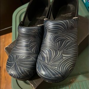 Blue Dansko Shoes size 9 1/2 Barely worn